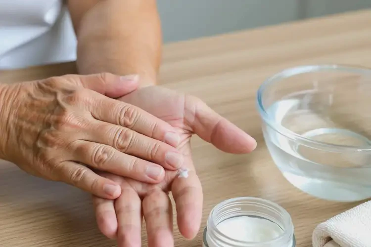 高齡老人腳上容易長濕疹能夠徹底治愈嗎(圖4)