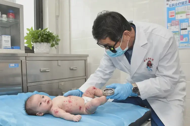 寶寶小腿上容易起濕疹不管它會(huì)自己自愈嗎(圖2)