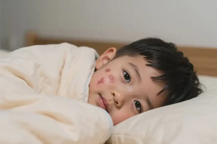 小孩臉上經(jīng)常長濕疹不管它會自己自愈嗎(圖1)