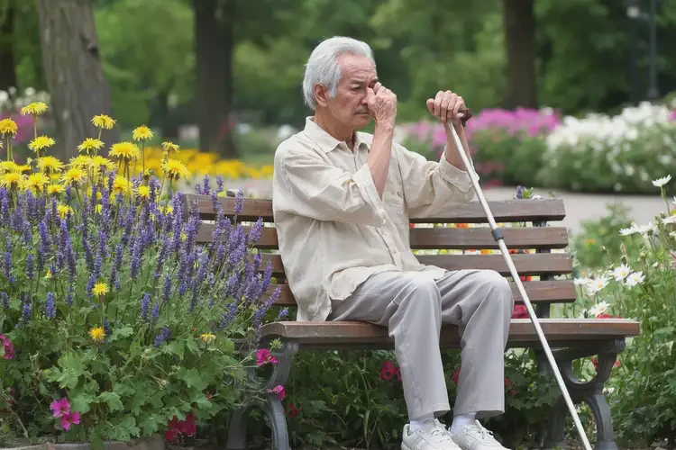 老年人脚上出现湿疹不管它会自己好吗(图1)