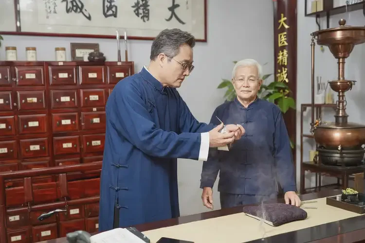 老年人腳上經(jīng)常長(zhǎng)濕疹能夠徹底治愈嗎(圖1)