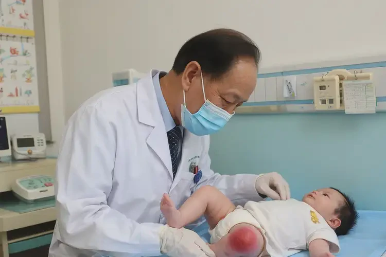 嬰兒大腿容易起濕疹不管它會(huì)自己自愈嗎(圖2)