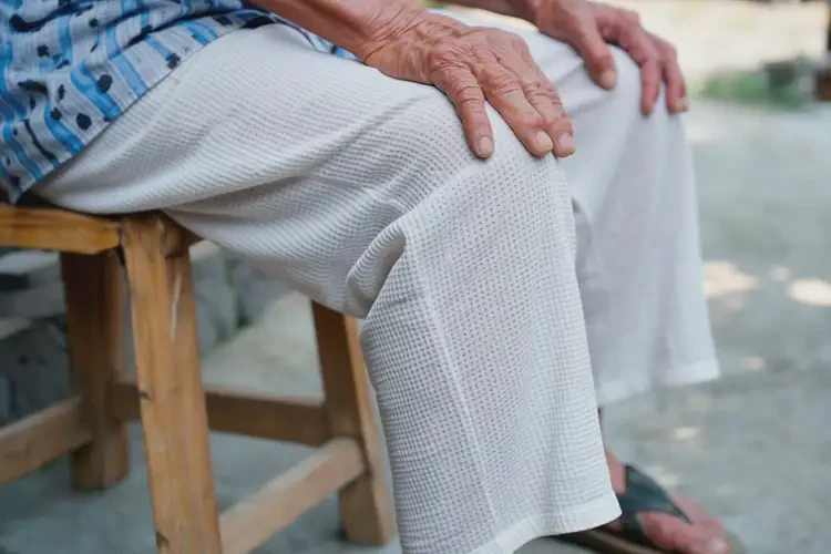 老人小腿上偶爾起濕疹不管它會自己痊愈嗎(圖1)