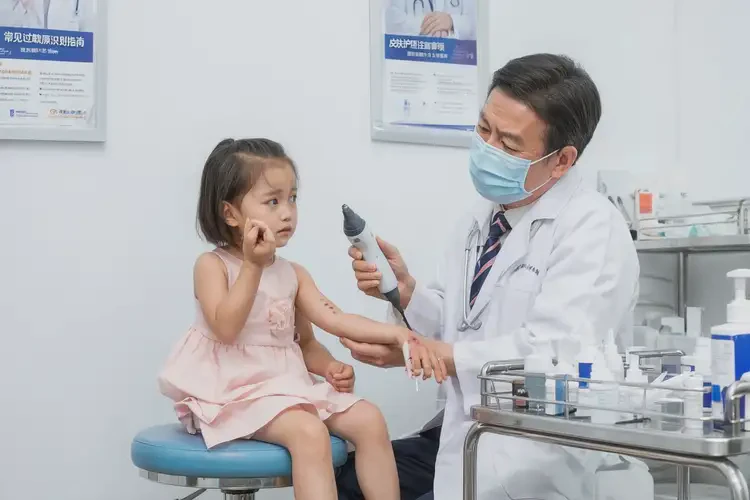 寶寶手臂上容易起濕疹不管它會(huì)自己痊愈嗎(圖1)