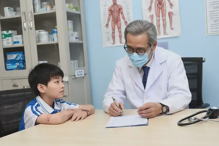 小學(xué)生手臂出濕疹不管它會自己好嗎(圖2)