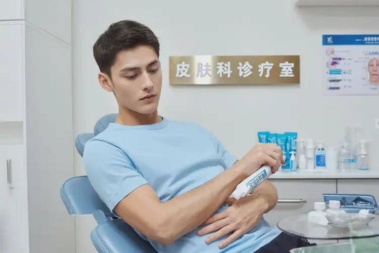 青年人肚子上長濕疹能夠徹底治愈嗎(圖2)