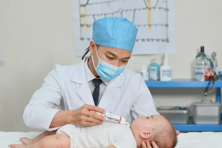 婴幼儿脖子上经常长湿疹不管它会自己好吗(图3)