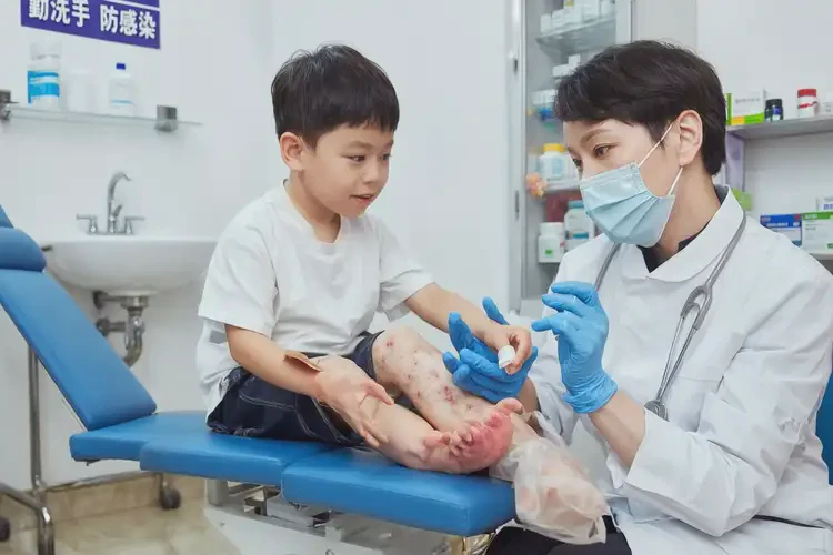 小兒腳上經(jīng)常長(zhǎng)濕疹能夠徹底治愈嗎(圖2)