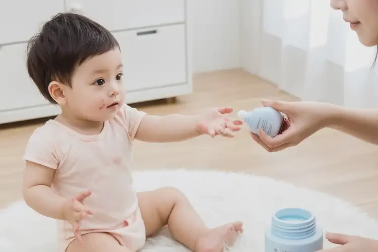 小孩手臂上容易起濕疹不管它會(huì)自己痊愈嗎(圖2)