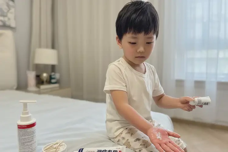 孩子手上容易起湿疹不管它会自己自愈吗(图3)