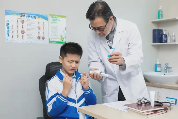 中学生手臂上容易长湿疹能够彻底治愈吗(图3)