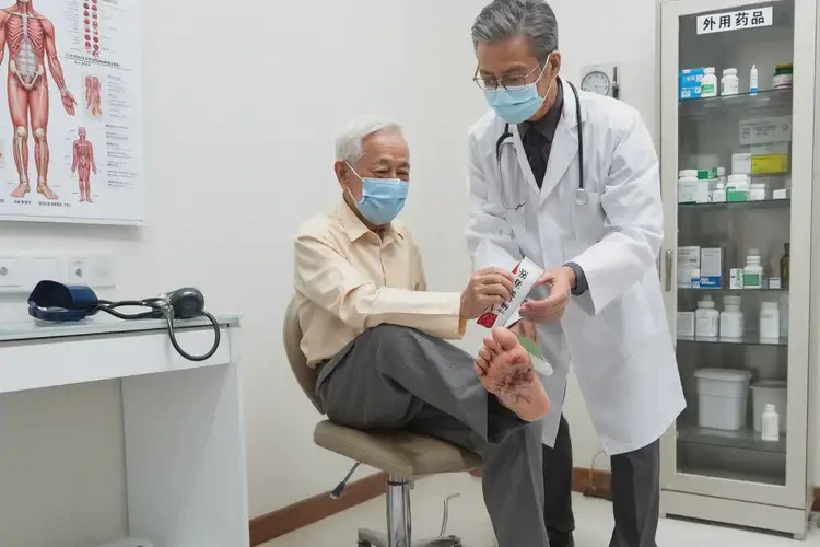 老年人脚上经常起湿疹不管它会自己痊愈吗(图2)