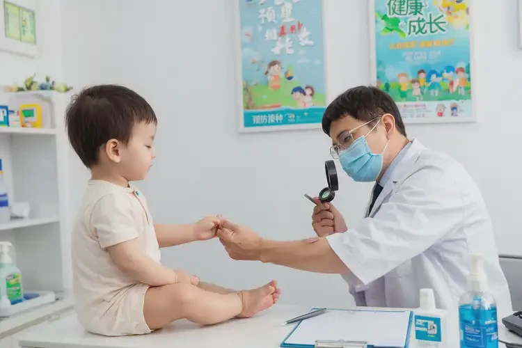 新生兒四肢偶爾起濕疹不管它會自己好嗎(圖1)