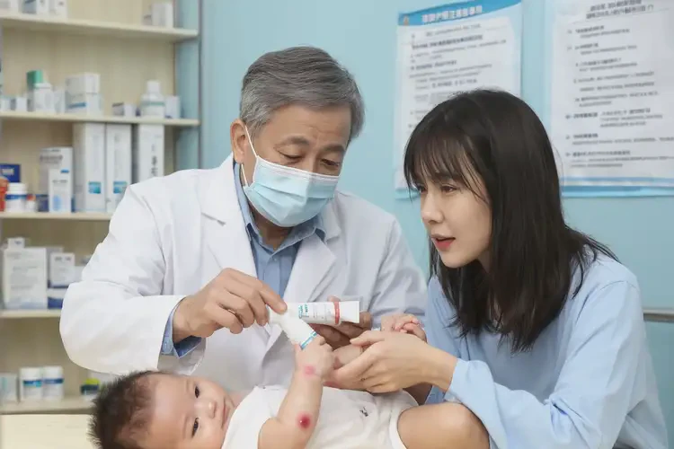 嬰幼兒肚子上經(jīng)常起濕疹不管它會自己好嗎(圖2)