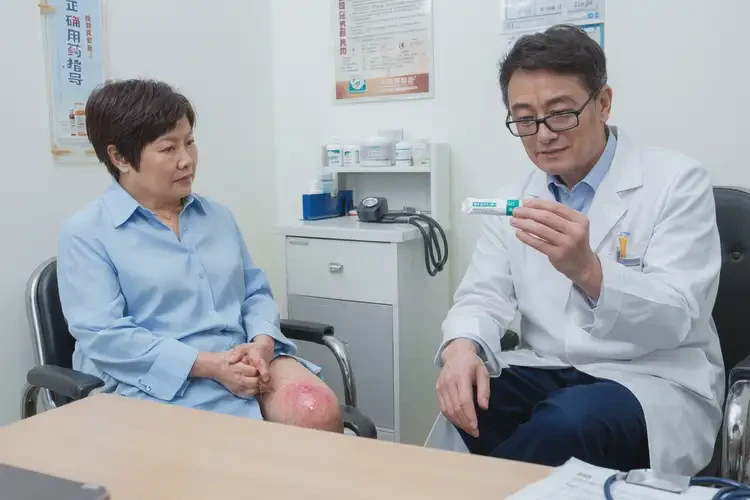 女性大腿上有濕疹能靠自己自愈嗎(圖2)