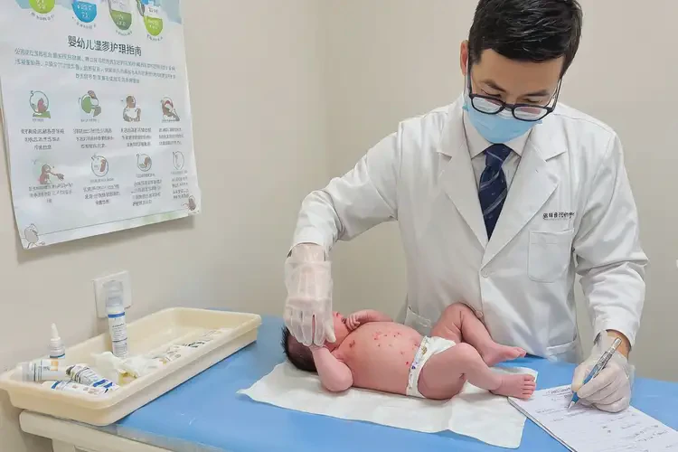 嬰兒屁股上出現濕疹不管它會自己自愈嗎(圖1)