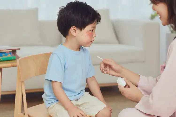 幼兒脖子上容易長(zhǎng)濕疹能徹底自愈嗎(圖2)