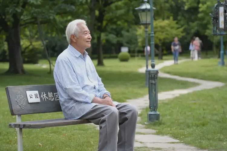 老人腳上有濕疹不管它會(huì)自己自愈嗎(圖1)