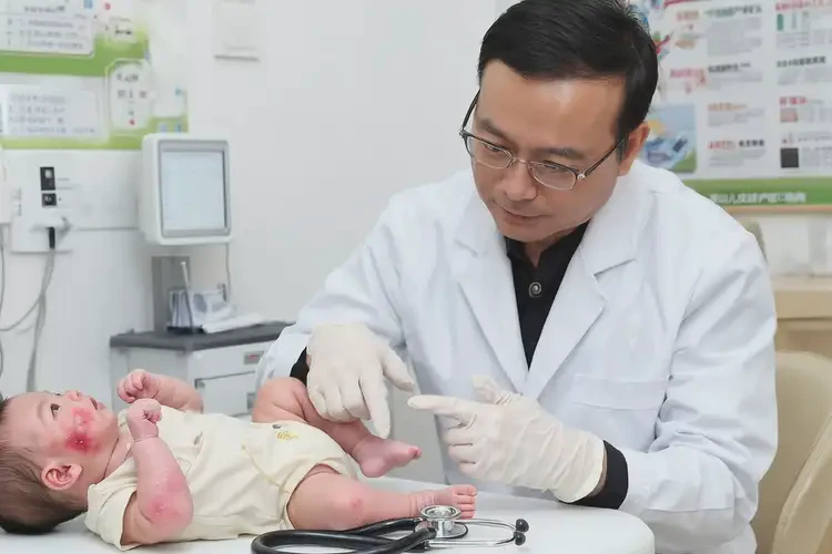 嬰兒脖子容易起濕疹能靠自己自愈嗎(圖2)