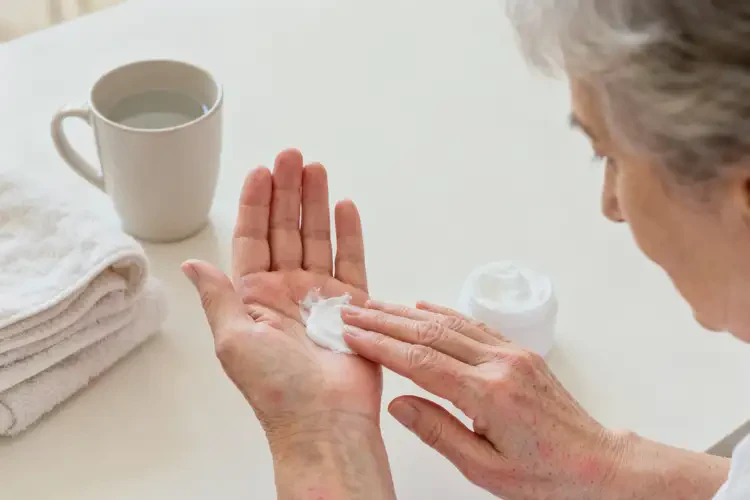 老人手上容易長濕疹能靠自己自愈嗎(圖1)