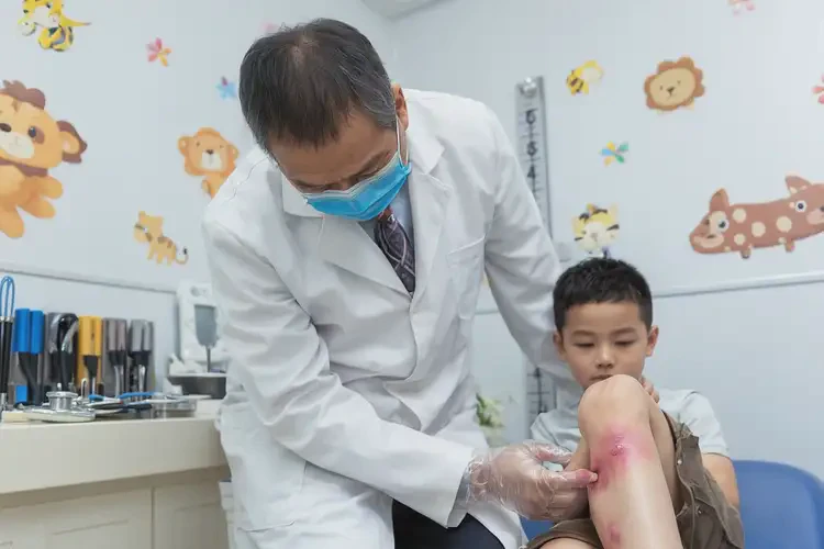 兒童小腿偶爾長濕疹不管它會(huì)自己自愈嗎(圖1)