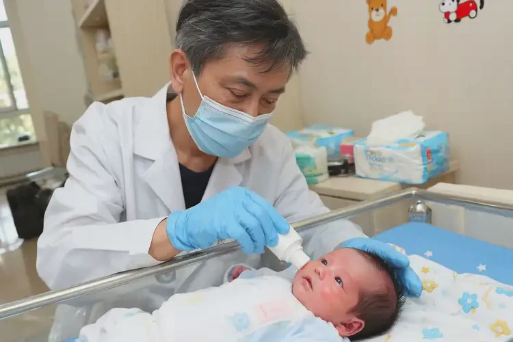 新生兒臉上長(zhǎng)濕疹不管它會(huì)自己痊愈嗎(圖1)