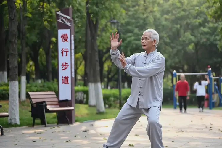 老人全身出现湿疹能够彻底治愈吗(图1)