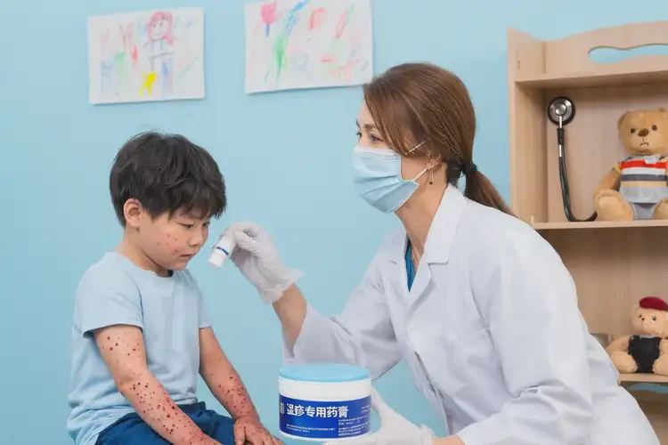 小孩身上偶爾起濕疹不管它會(huì)自己好嗎(圖1)