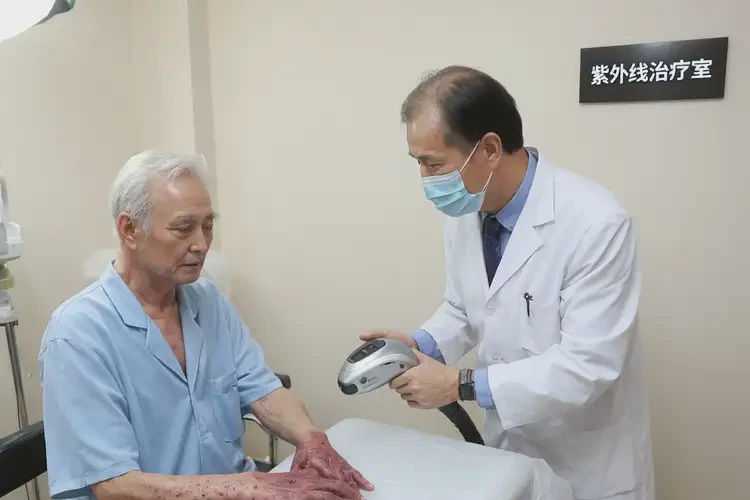 老人手上起濕疹能夠徹底治愈嗎(圖1)