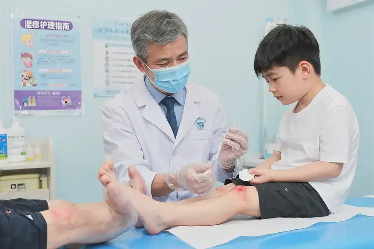 小孩腳上長濕疹能夠徹底治愈嗎(圖3)