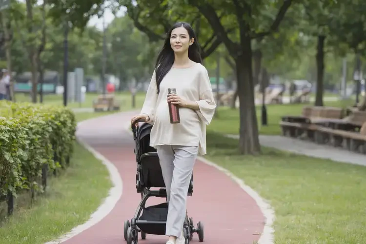 哺乳期媽媽腳上經(jīng)常長濕疹不管它會自己好嗎(圖1)