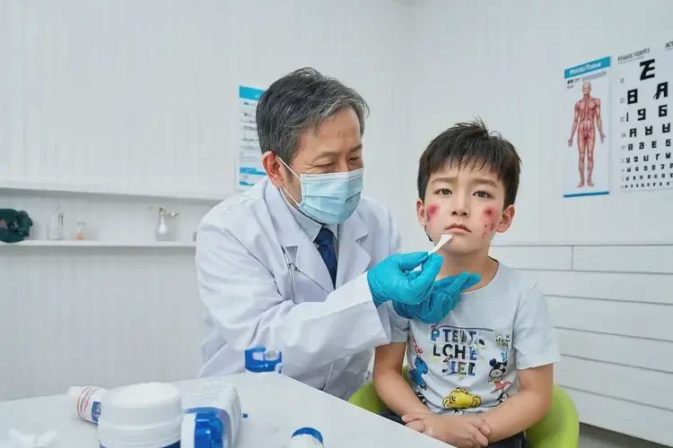 兒童臉上經(jīng)常起濕疹不管它會自己自愈嗎(圖3)