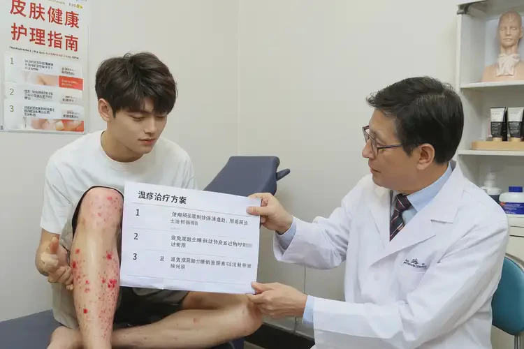 青年人小腿經(jīng)常起濕疹不管它會自己好嗎(圖1)