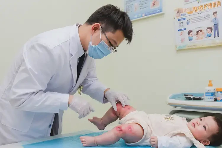 寶寶大腿經(jīng)常長濕疹不管它會(huì)自己好嗎(圖1)