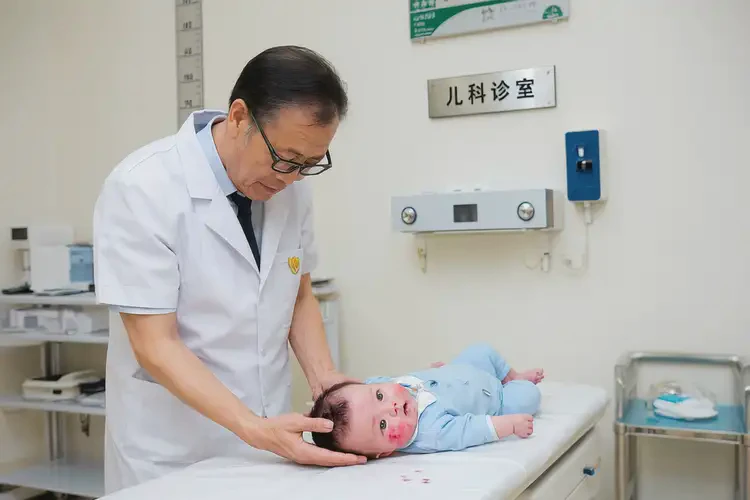 嬰兒脖子上經(jīng)常起濕疹不管它會(huì)自己好嗎(圖1)