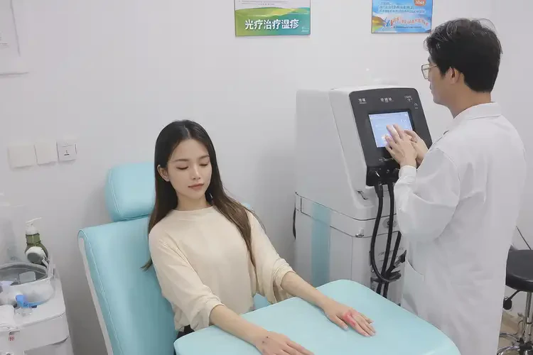 女人手上長濕疹不管它會自己自愈嗎(圖1)