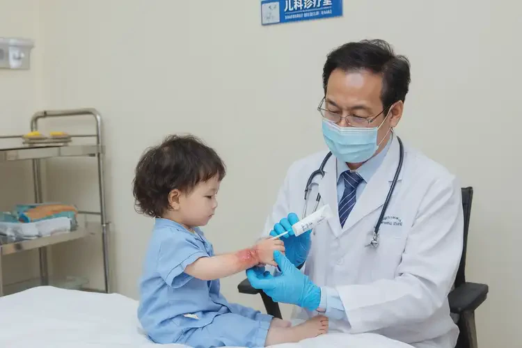 寶寶手上有濕疹不管它會自己痊愈嗎(圖2)