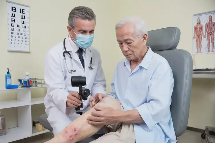 高齡老人大腿上經(jīng)常起濕疹可以徹底自愈嗎(圖2)