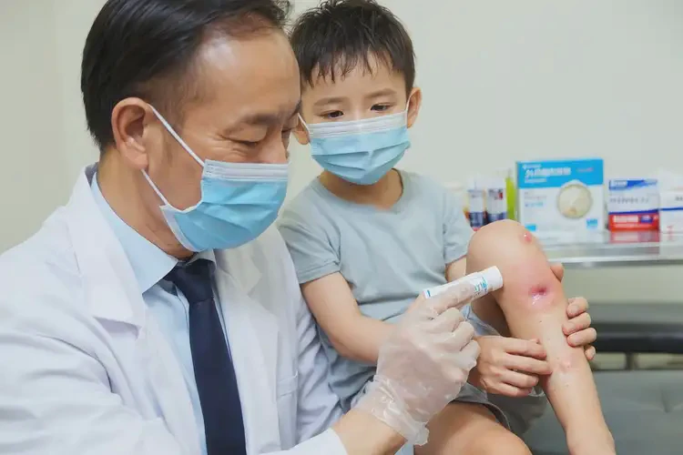 小孩大腿上起湿疹不管它会自己痊愈吗(图3)