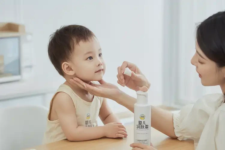 幼儿脖子上有湿疹不管它会自己自愈吗(图1)