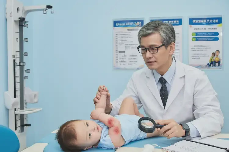 嬰兒手臂上長(zhǎng)濕疹可以徹底自愈嗎(圖1)