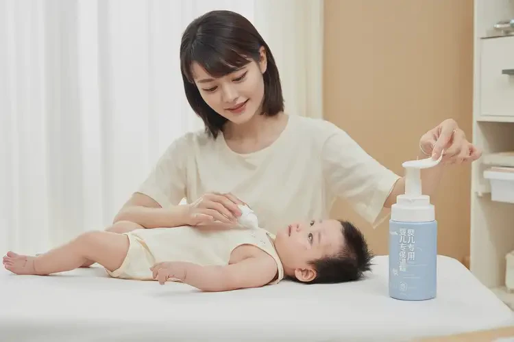 寶寶脖子起濕疹不管它會(huì)自己好嗎(圖2)