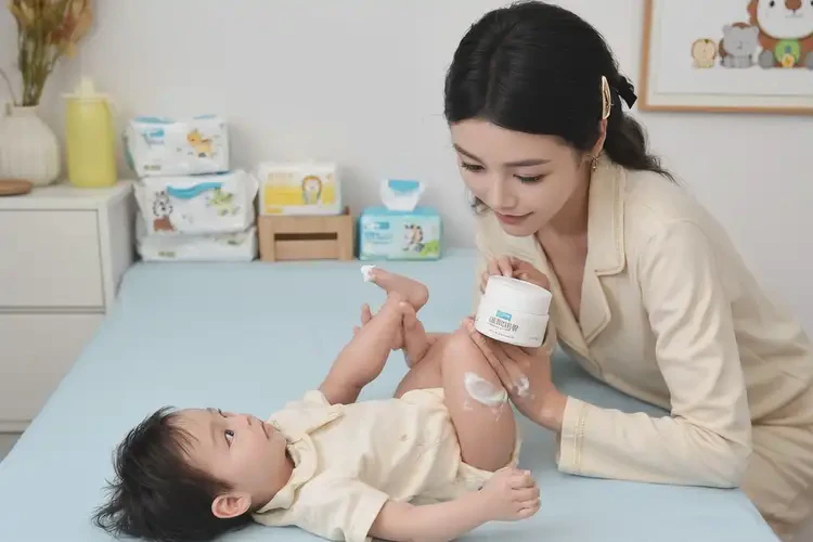 嬰幼兒脖子上偶爾長濕疹能夠徹底治愈嗎(圖2)