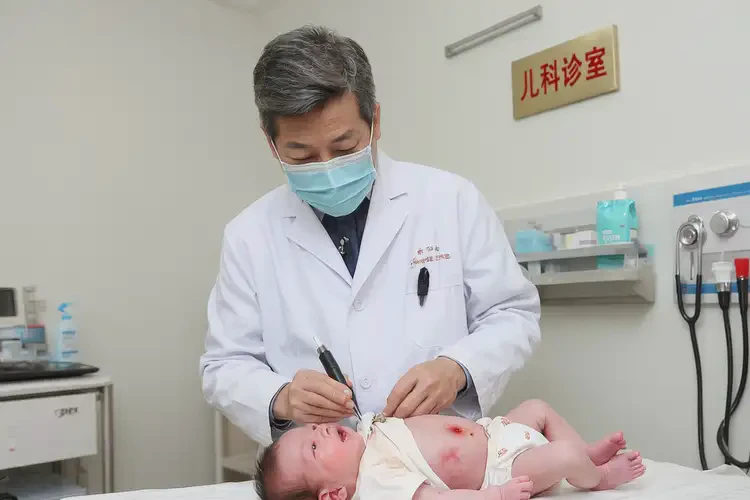 新生兒肚子上偶爾長(zhǎng)濕疹能夠徹底治愈嗎(圖2)