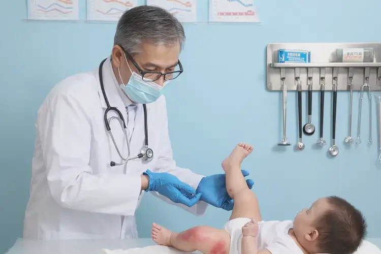 嬰幼兒大腿上出現(xiàn)濕疹不管它會(huì)自己痊愈嗎(圖1)