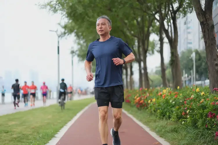 中年人中午血糖12點1是糖尿病嗎(圖1)