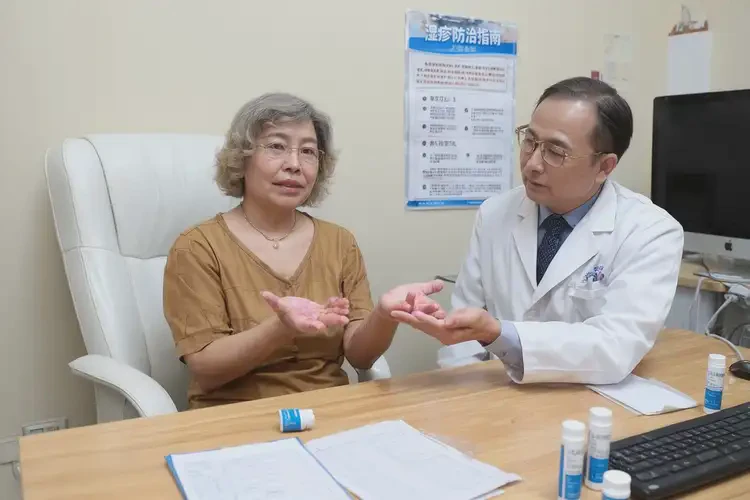 女性手上出現(xiàn)濕疹可不可以徹底自愈(圖1)