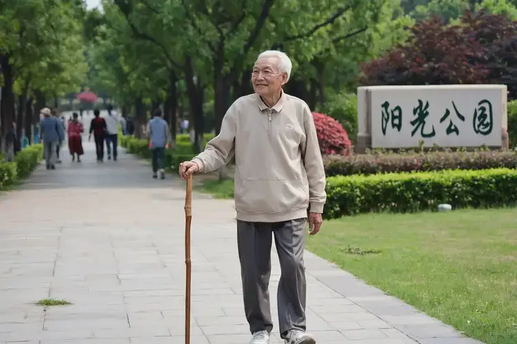 老年人手臂上容易起濕疹能夠徹底治愈嗎(圖1)