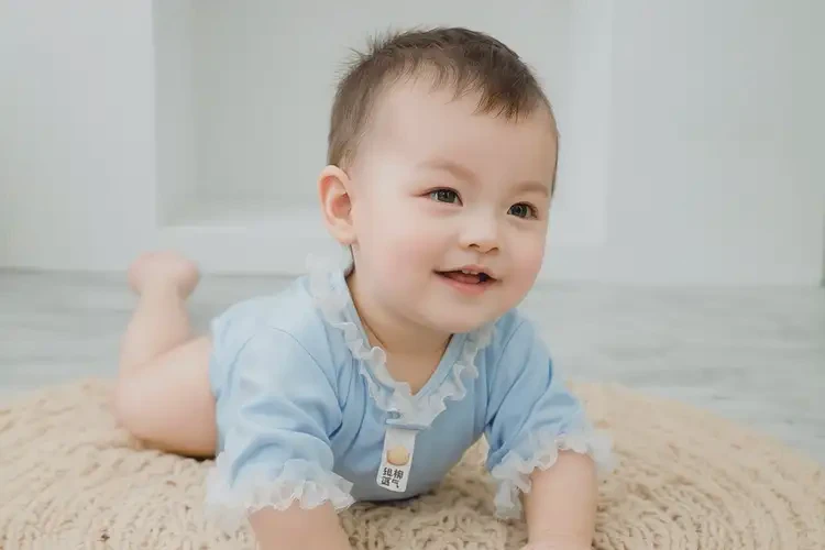 寶寶脖子起濕疹不管它會(huì)自己好嗎(圖1)