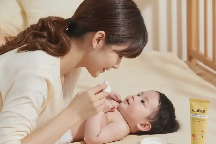 嬰兒脖子上經(jīng)常起濕疹不管它會(huì)自己好嗎(圖3)